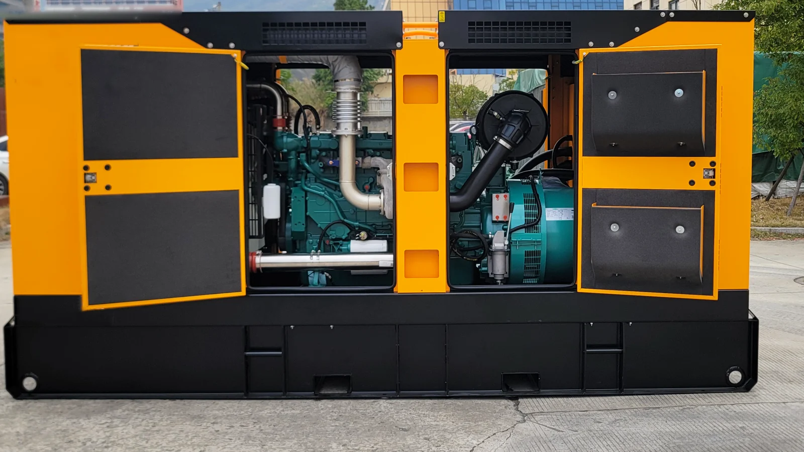 Interior de un generador con las puertas abiertas: motor, turbo, escape y alternador a la vista